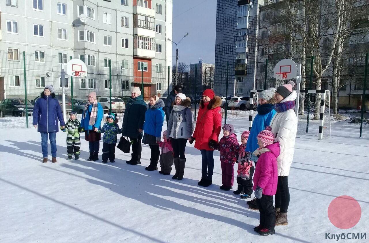 В Северодвинске волонтёры сыграли с детьми в подвижные игры